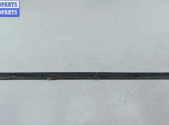 купить Молдинг двери передней правой на Volkswagen Passat B5