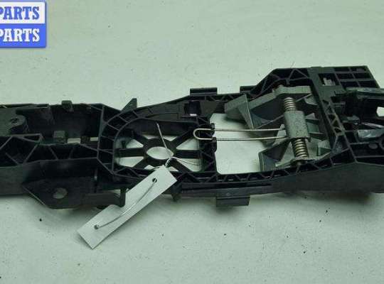 купить Корпус (держатель) ручки двери задней левой на Volkswagen Passat B6