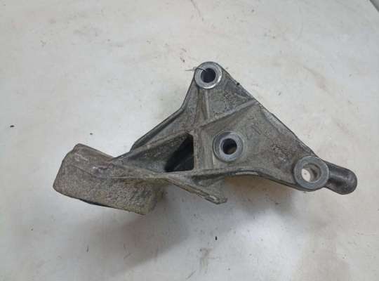 Кронштейн КПП опорный OP2246085 на Opel Vectra B (1995-2002)