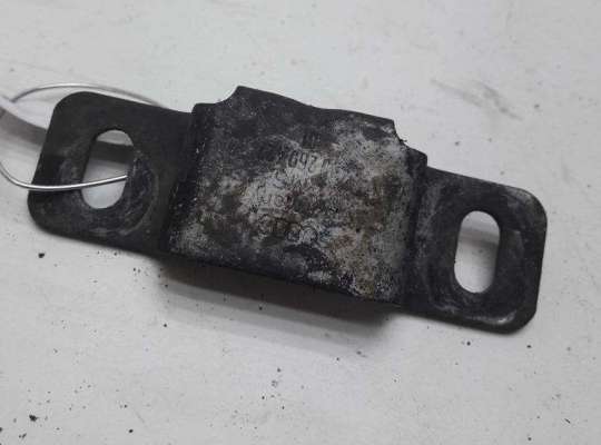 Кронштейн радиатора VG2571963 на Volkswagen Passat B5
