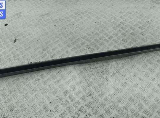 купить Направляющая сдвижной двери (салазка) правая на Volkswagen Crafter