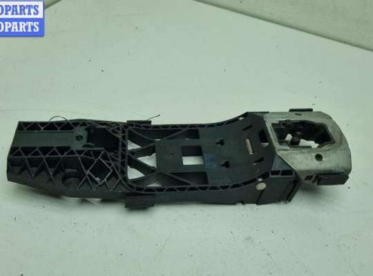 купить Корпус (держатель) ручки двери передней левой на Skoda Superb mk2 (B6)