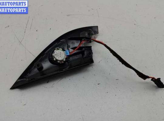 купить Накладка на зеркало правое на Volkswagen Golf-4