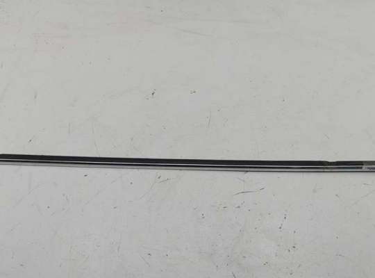 Молдинг стекла двери передней правой наружный VG2811622 на Volkswagen Passat B5+ (GP)