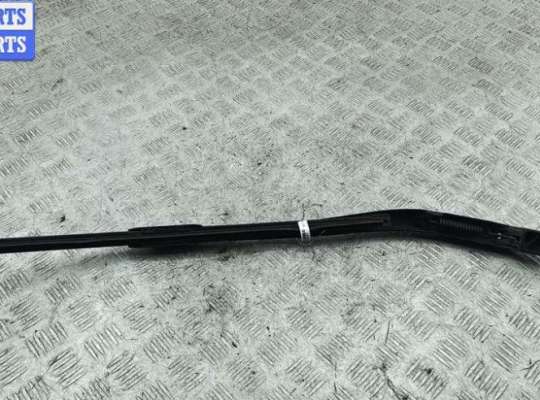 купить Щеткодержатель (поводок стеклоочистителя) передний на Audi A4 B6 (2001-2004)