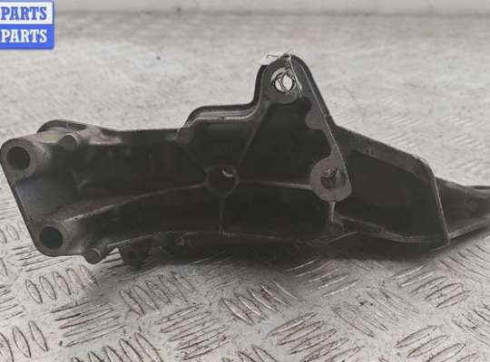 купить Кронштейн двигателя опорный на Volkswagen Golf-4