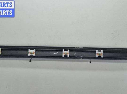 купить Молдинг двери задней правой на Volkswagen Passat B4