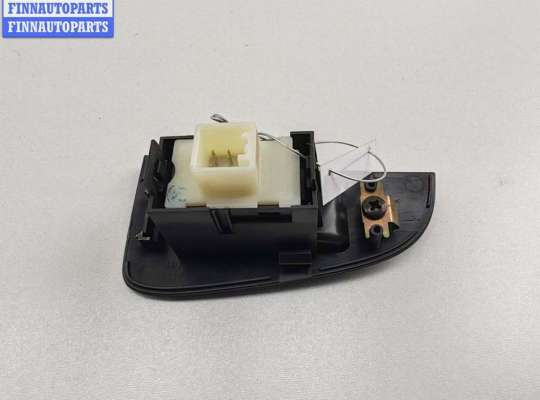 Кнопки стеклоподьемника на Toyota Avensis II (T250)