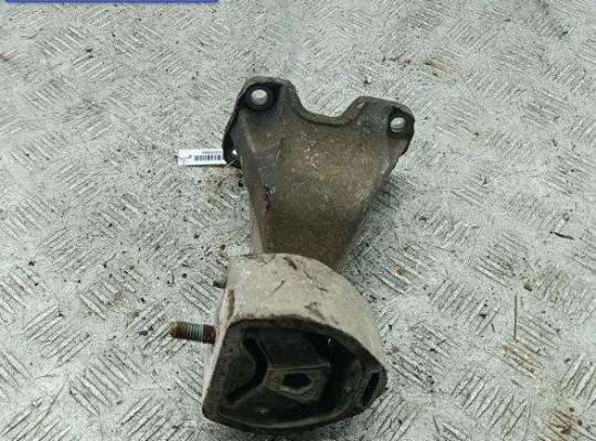 купить Кронштейн КПП опорный на Volkswagen Passat B5