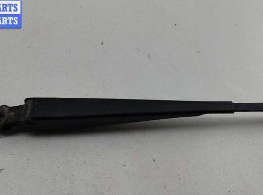 Щеткодержатель (поводок стеклоочистителя) задний VG2751127 на Volkswagen Passat B4