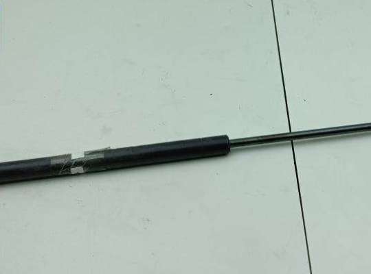 Амортизатор капота VG2626601 на Volkswagen Golf-4