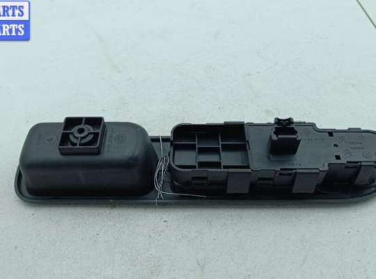 купить Блок кнопок управления стеклоподъемниками на Peugeot 307