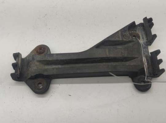 купить Кронштейн бампера переднего на Audi A6 C4 (1994-1997)