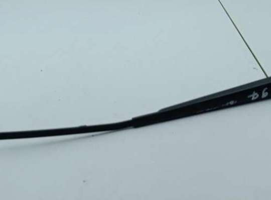 купить Щеткодержатель (поводок стеклоочистителя) передний на Ford Focus I (1998-2005)