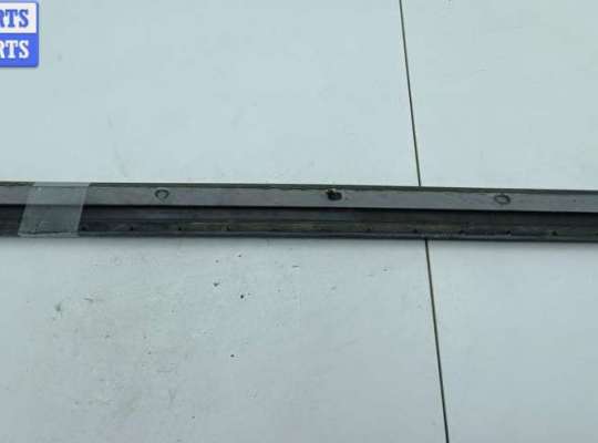 купить Молдинг двери задней левой на Volkswagen Passat B6