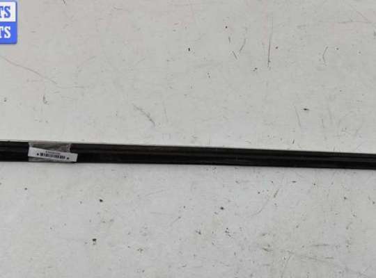 купить Молдинг стекла двери передней левой наружный на Volkswagen Passat B5+ (GP)