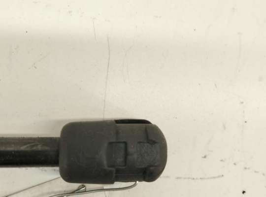 Амортизатор крышки багажника на Volkswagen Golf III (1H)