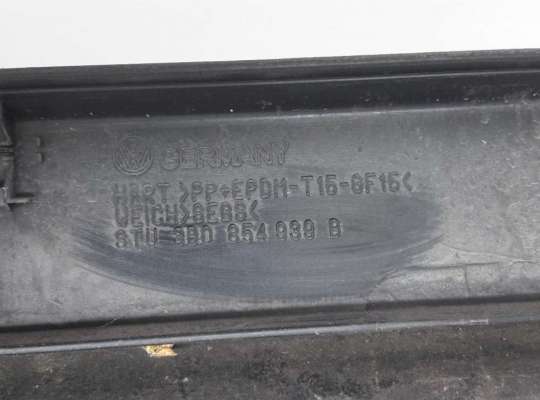 купить Молдинг двери передней левой на Volkswagen Passat B5