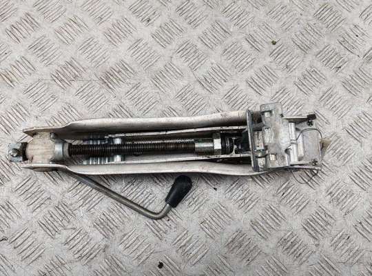Домкрат VG2760672 на Volkswagen Passat B5