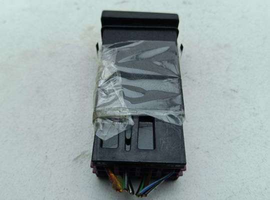 купить Кнопка аварийной сигнализации (аварийки) на Volkswagen Passat B5