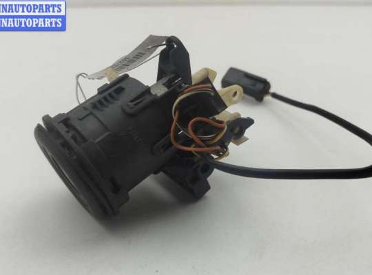 Кнопка открывания багажника MT572859 на Mitsubishi Carisma
