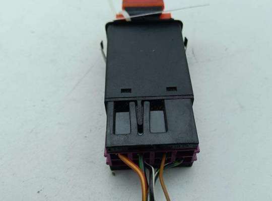 купить Кнопка аварийной сигнализации (аварийки) на Audi A6 C5 (1997-2005)