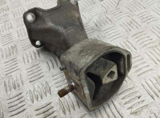 купить Кронштейн КПП опорный на Audi A4 B5 (1994-2001)