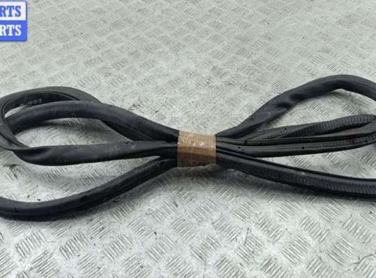 купить Уплотнитель двери передней правой на Volkswagen Passat B7