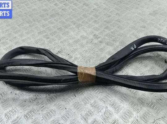 купить Уплотнитель двери передней правой на Volkswagen Passat B7