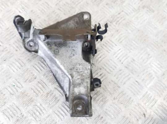 Кронштейн двигателя опорный BM3258351 на BMW 3 E90/E91/E92/E93 (2005-2013)