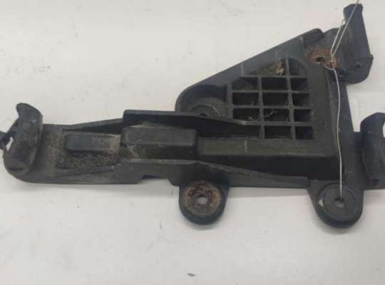 купить Кронштейн бампера переднего на Audi 80 B4 (1991-1996)