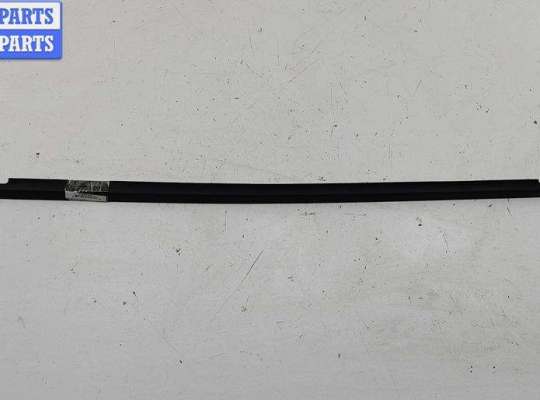 купить Молдинг стекла двери задней правой наружный на Volkswagen Passat B5