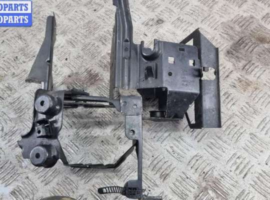 купить Кронштейн крепления на Volkswagen Passat B5+ (GP)