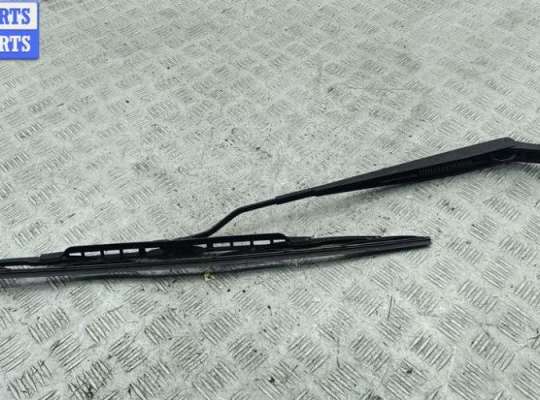 купить Щеткодержатель (поводок стеклоочистителя) передний на Kia Sportage (2004-2010)