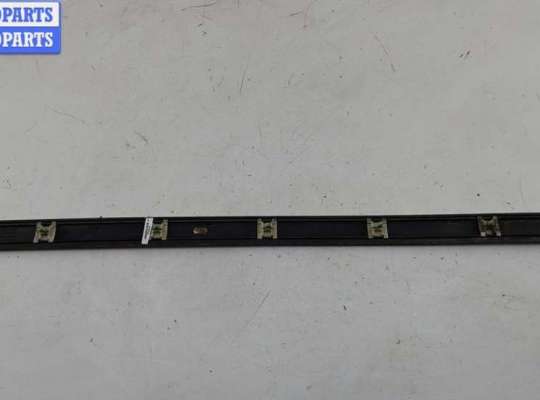 купить Молдинг двери передней левой на Volkswagen Golf-3