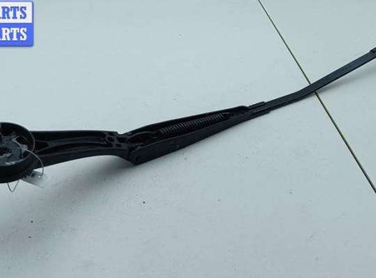 купить Щеткодержатель (поводок стеклоочистителя) передний на Ford Focus III (2011-2018)
