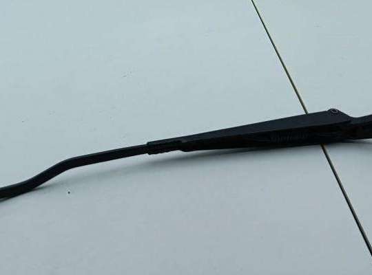 купить Щеткодержатель (поводок стеклоочистителя) передний на Volkswagen Passat B4