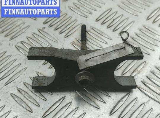 купить Скоба (кронштейн) крепления форсунки на Volkswagen Passat B7