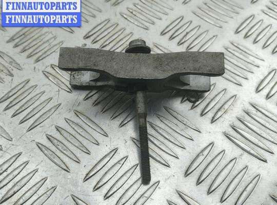 купить Скоба (кронштейн) крепления форсунки на Volkswagen Passat B7