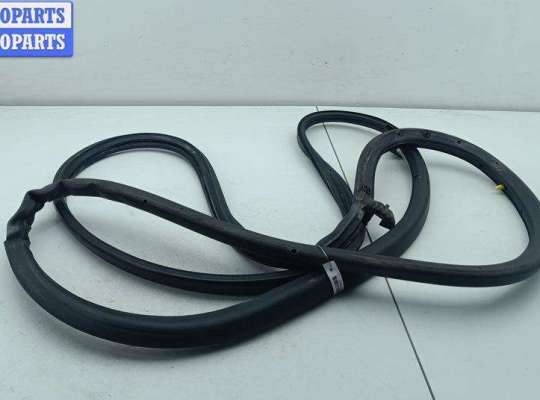 купить Уплотнитель двери передней левой на Audi A4 B7 (2004-2008)