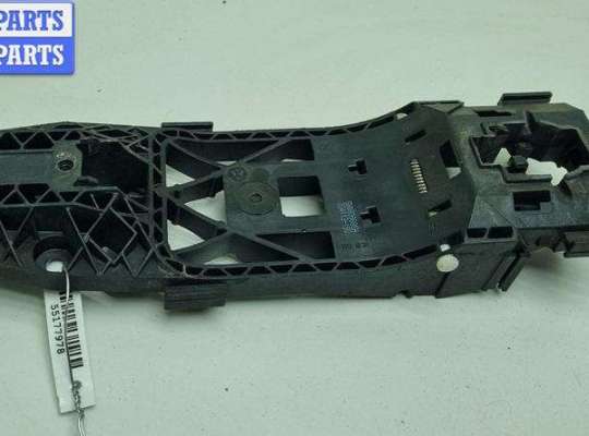 купить Корпус (держатель) ручки двери задней левой на Skoda Superb mk2 (B6)