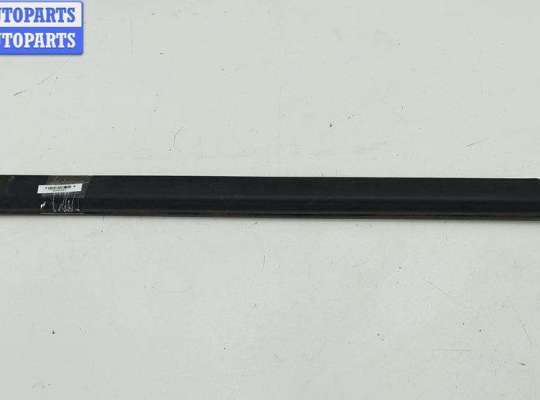 Молдинг двери задней правой VG2676816 на Volkswagen Golf-3