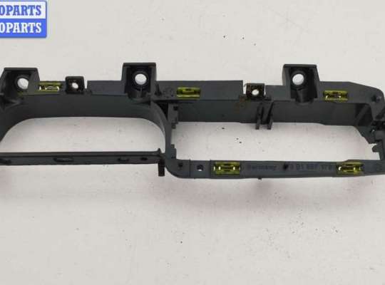 Корпус (держатель) ручки двери передней левой VG2767928 на Volkswagen Passat B5