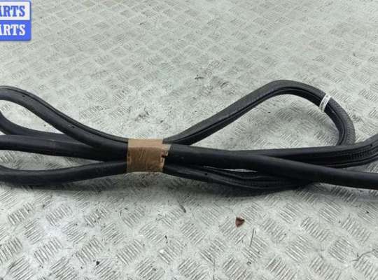 купить Уплотнитель двери задней правой на Volkswagen Passat B7