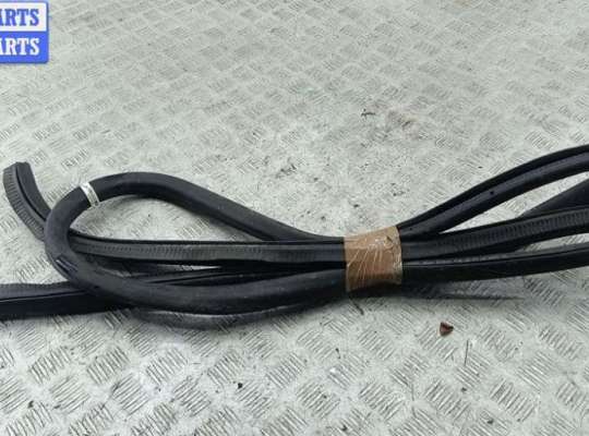 купить Уплотнитель двери задней правой на Volkswagen Passat B7