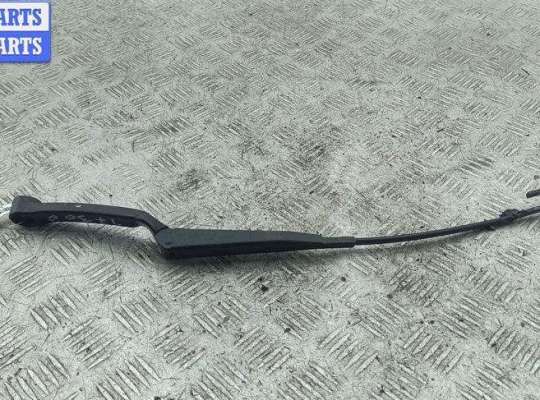 купить Щеткодержатель (поводок стеклоочистителя) передний на Audi 100 C4 (1991-1994)