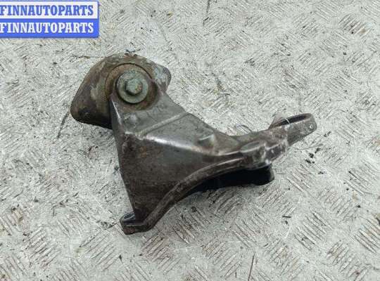 купить Кронштейн КПП опорный на Volkswagen Passat B5