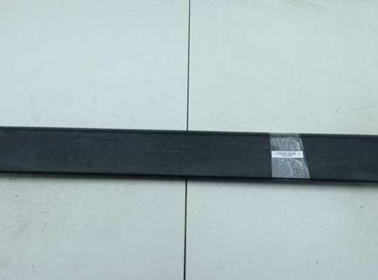 купить Молдинг двери передней правой на Volkswagen Passat B3