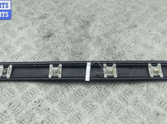 купить Молдинг двери задней правой на Volkswagen Golf-3