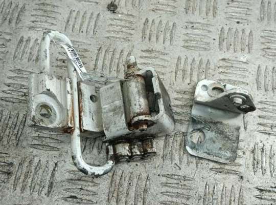 купить Петля двери передней левой на Volkswagen Passat B5+ (GP)